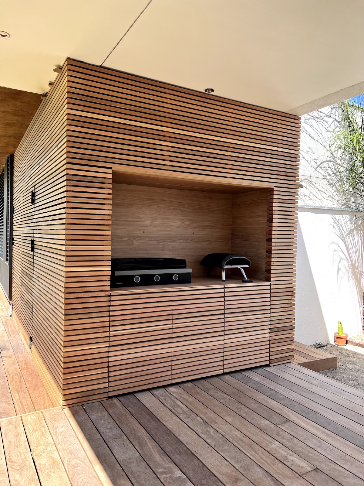 cabanon extérieur avec nice pour plancha
Bardage bois en red cedar réalisé par Authentik'Bois à Lattes