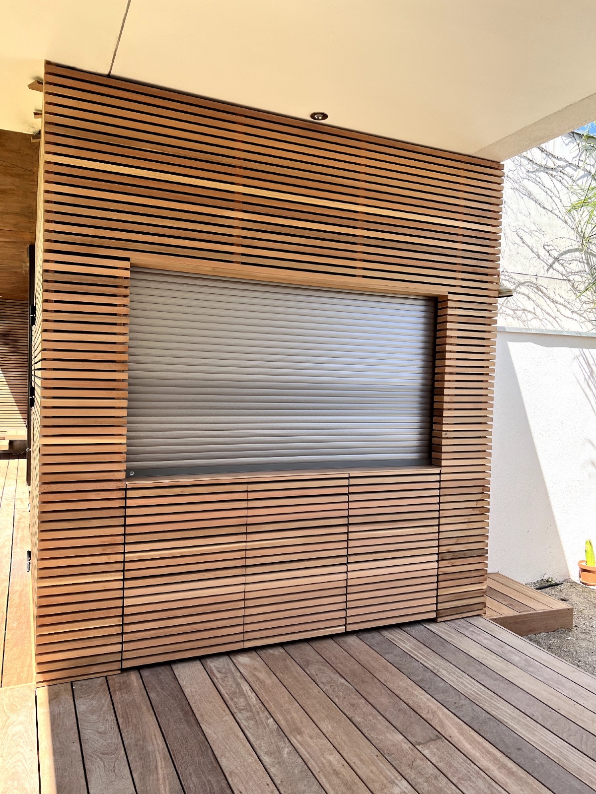 Bardage bois en red cedar 
niche fermée par volet roulant
réalisés par Authentik'Bois à Lattes