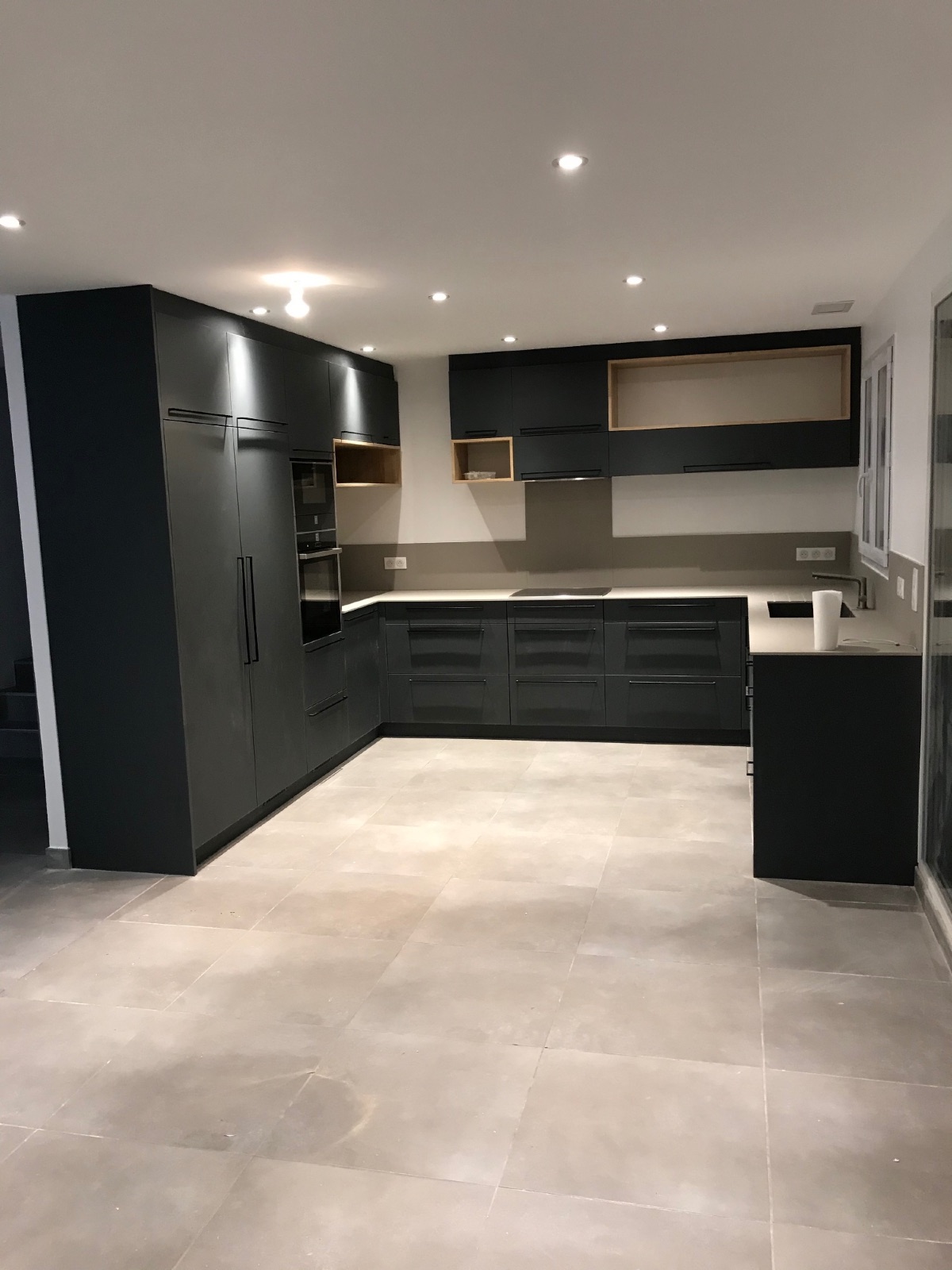 Cuisine sur mesure façades noir mat et niches en chêne réalisé par Authentik'Bois à Teyran
