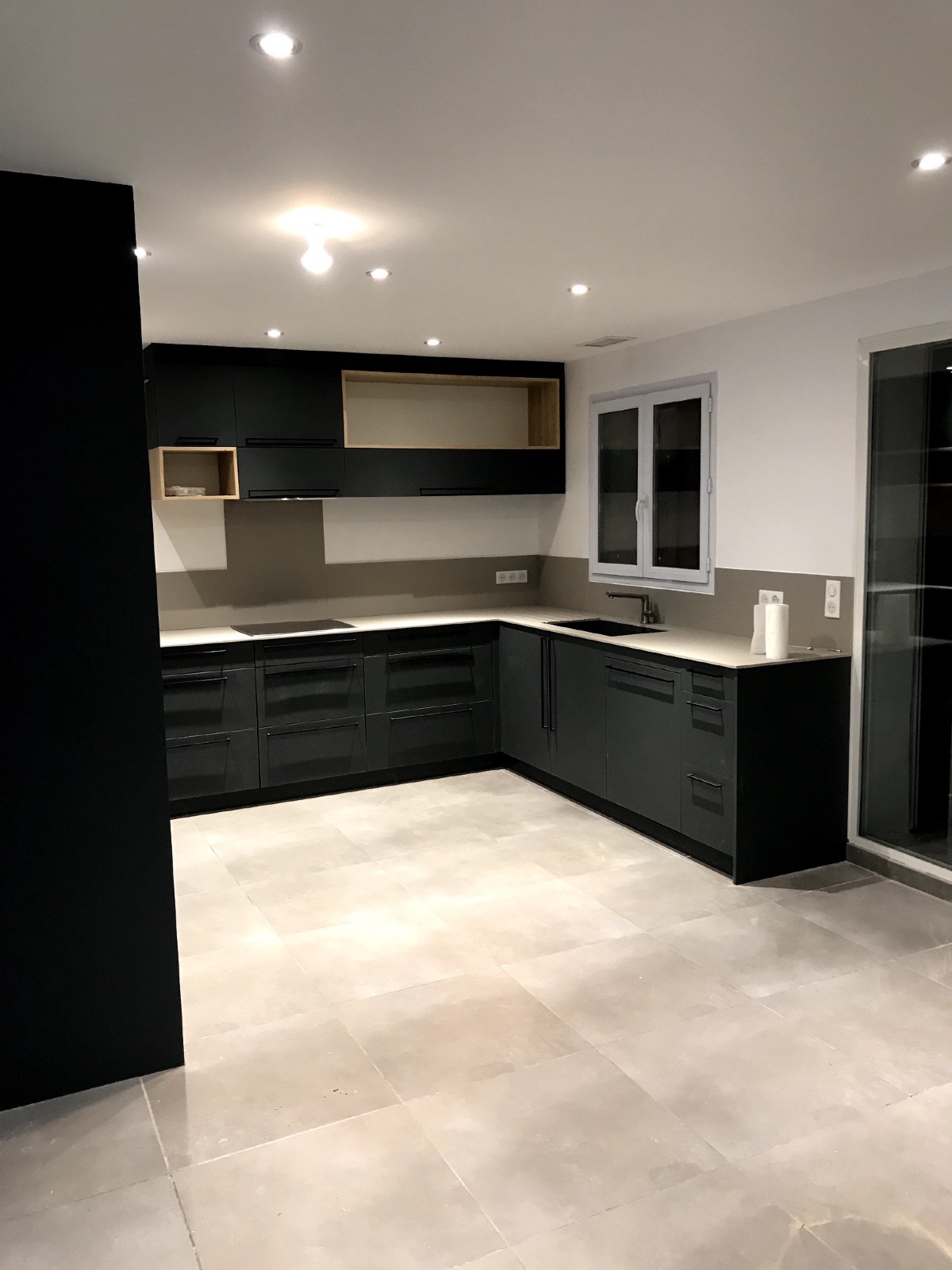 Cuisine sur mesure façades noir mat et niches en chêne réalisé par Authentik'Bois à Teyran