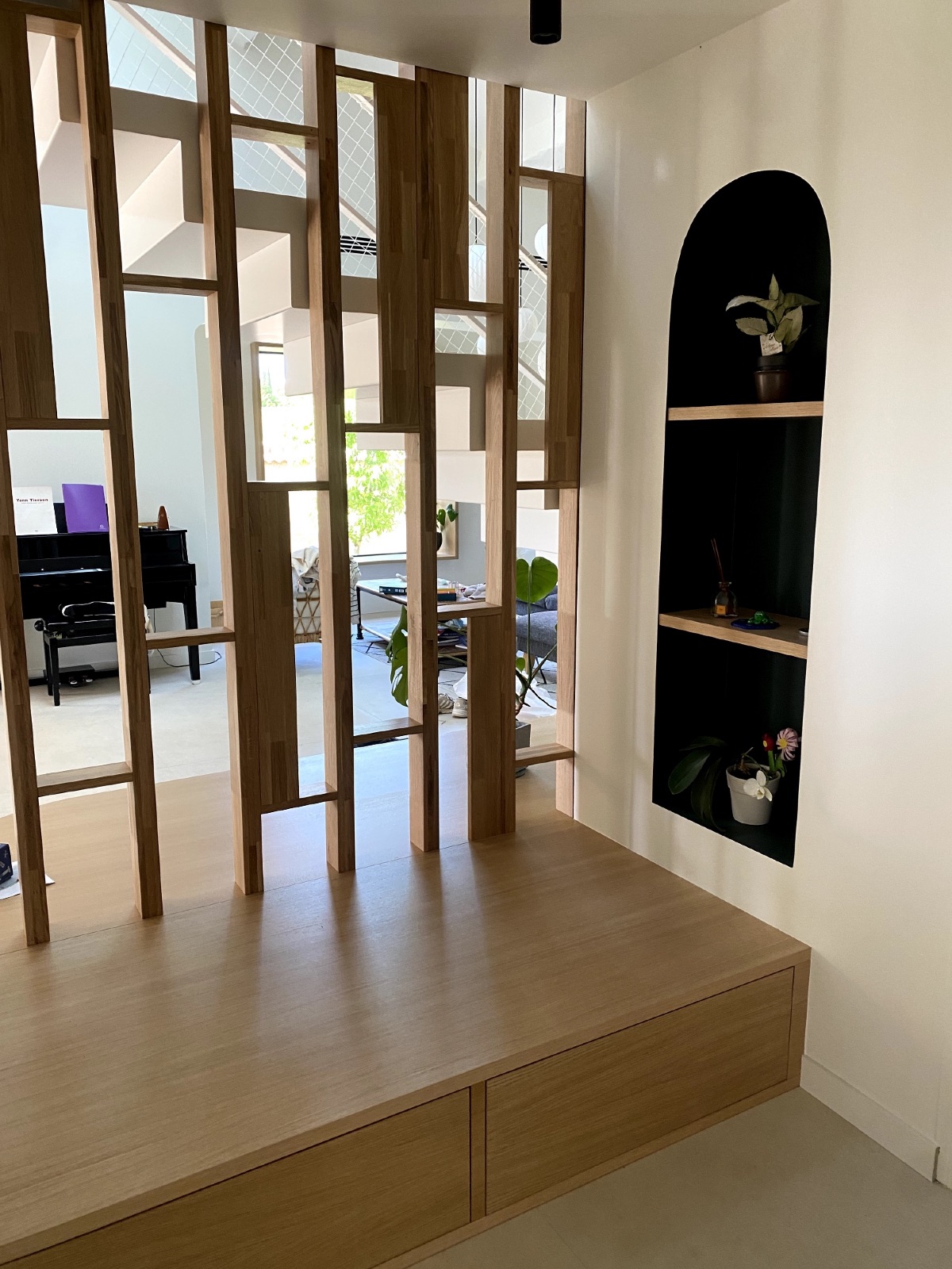 Aménagement sous escalier en chêne réalisé par Authentik'Bois à Castries