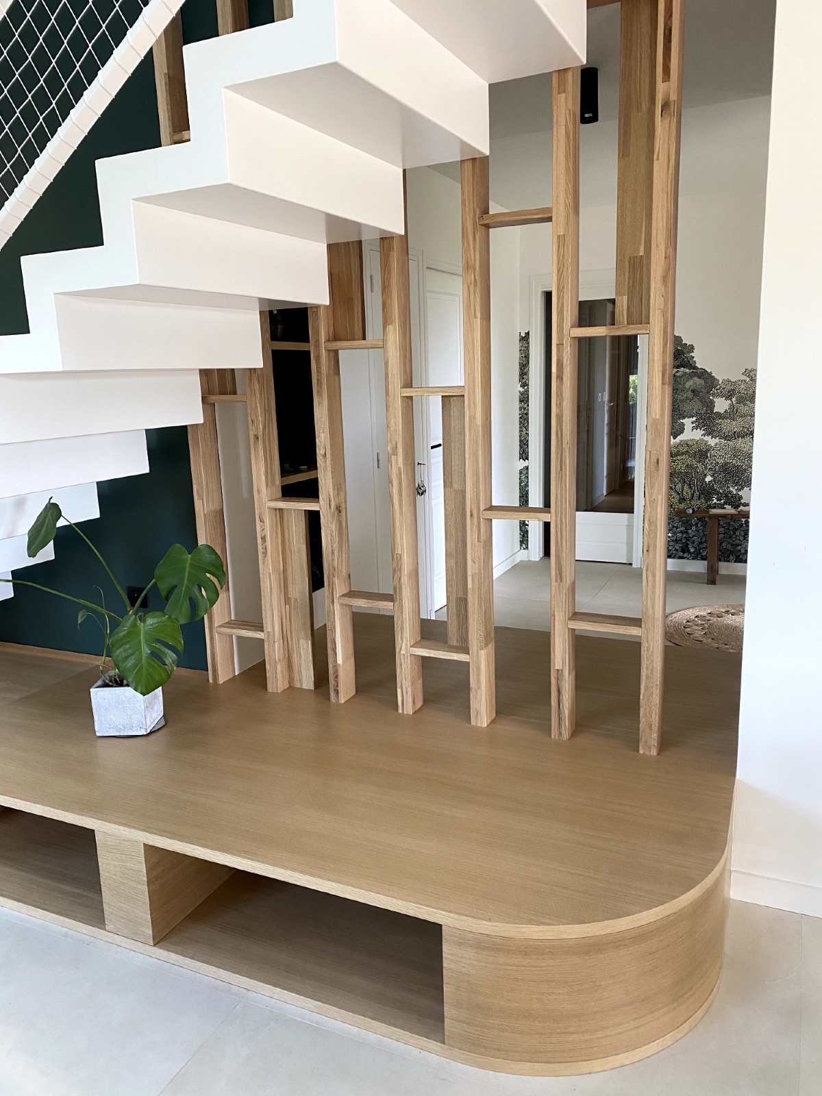 Aménagement sous escalier en chêne réalisé par Authentik'Bois à Castries