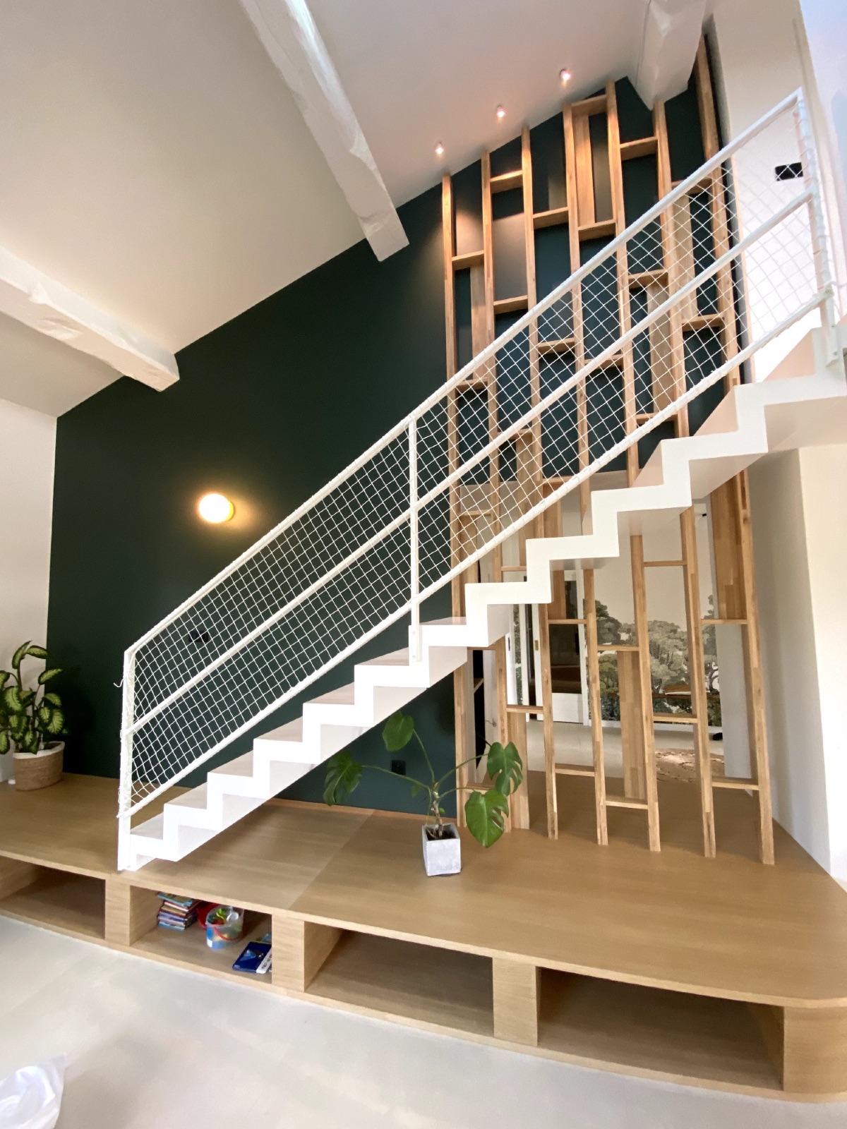 Aménagement sous escalier en chêne réalisé par Authentik'Bois à Castries