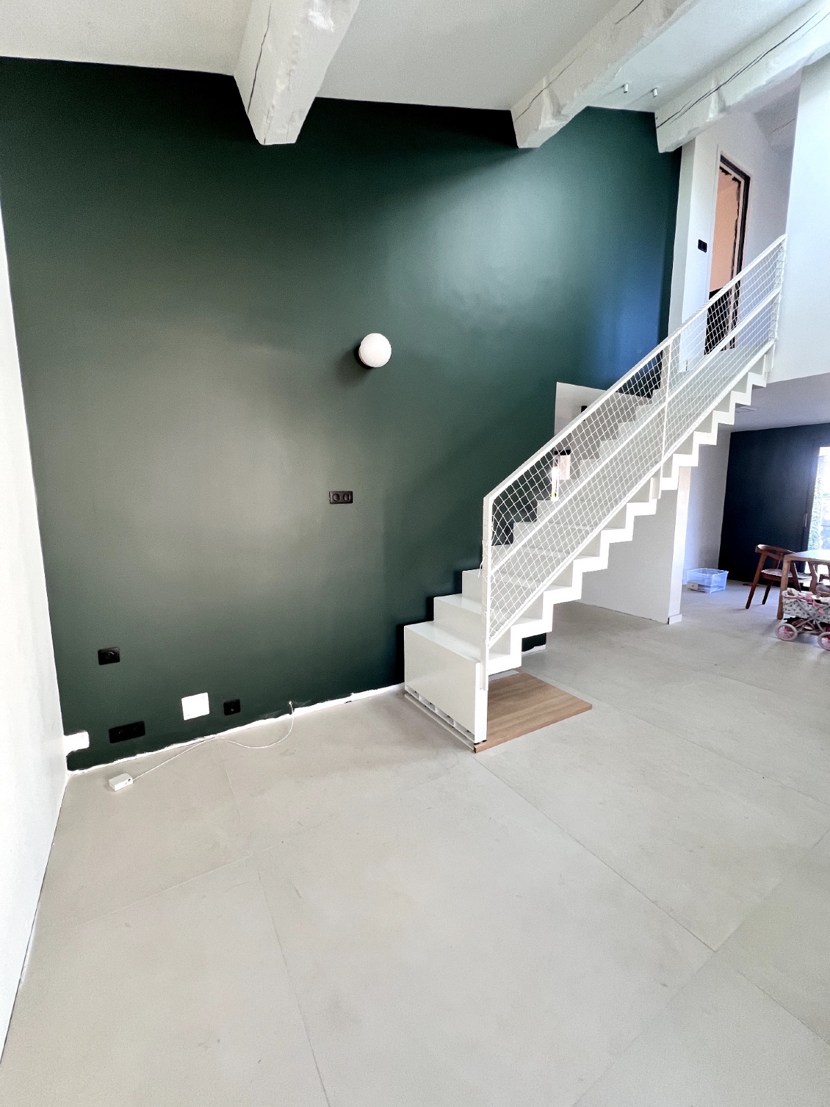 Aménagement sous escalier en chêne réalisé par Authentik'Bois à Castries