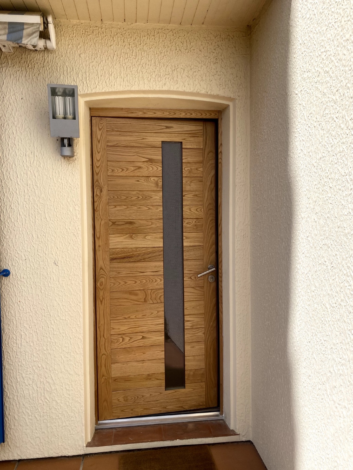 Porte d'entrée avec vitrage intégré réalisée par Authentik'Bois