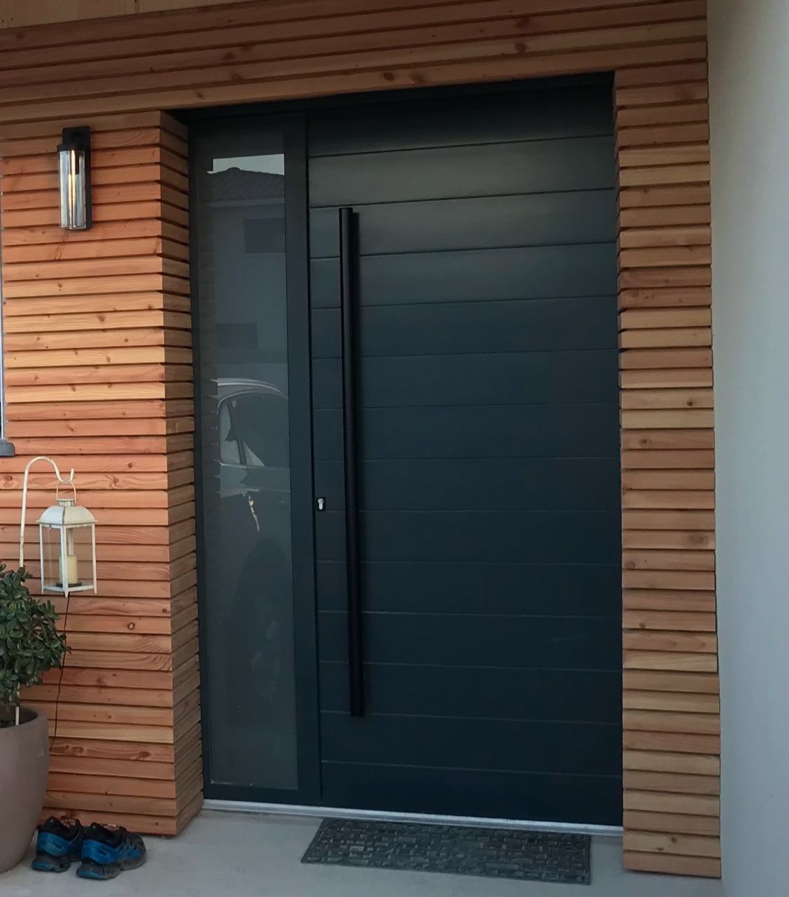 Porte entrée avec vitrage fixe réalisés par Authentik'Bois à Vendargues