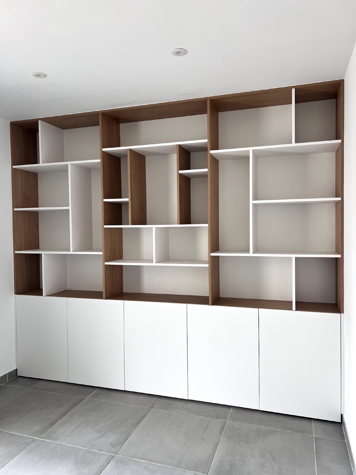 Bibliothèque sur mesure en chêne réalisé par Authentik'Bois à Mus