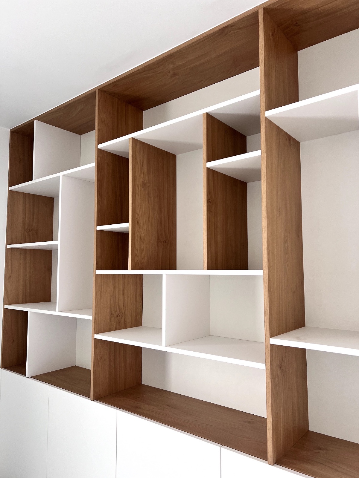 Bibliothèque sur mesure en chêne réalisé par Authentik'Bois à Mus