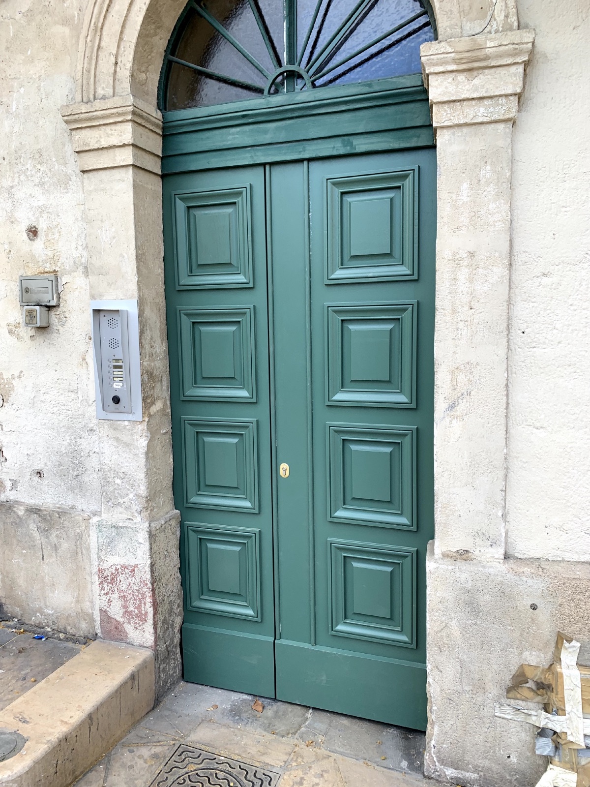 Porte d’entrée en bois sur mesure en chêne réalisé par Authentik'Bois à montpellier