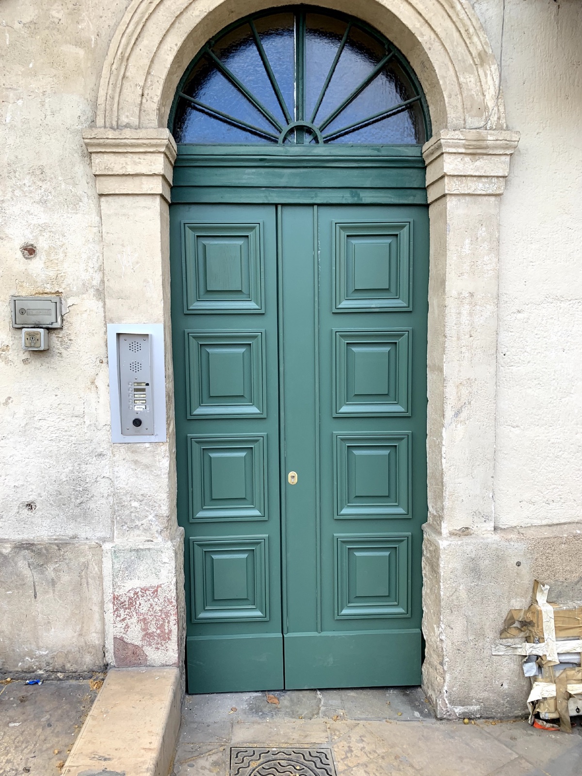 Porte d’entrée en bois sur mesure en chêne réalisé par Authentik'Bois à Montpellier