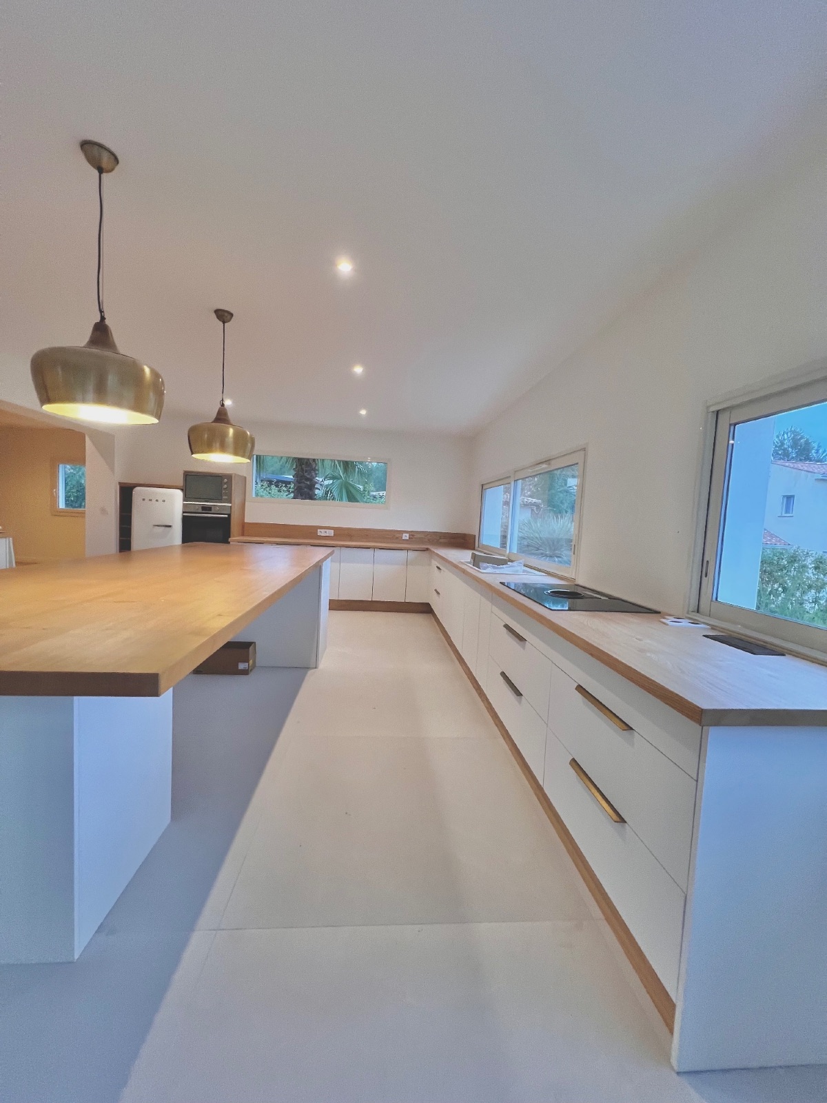 Cuisine sur mesure
Plan de travail en bois massif en chêne réalisé par Authentik'Bois à Guzargues