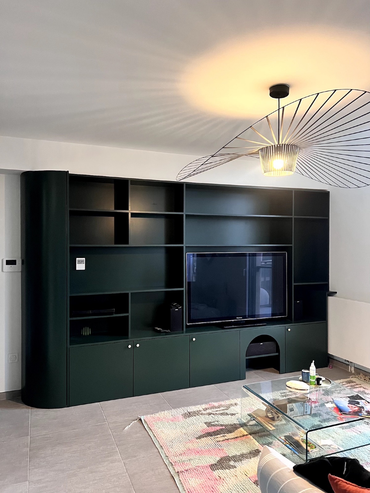 Meuble TV sur mesure en panneaux réalisé par Authentik'Bois à Montpellier