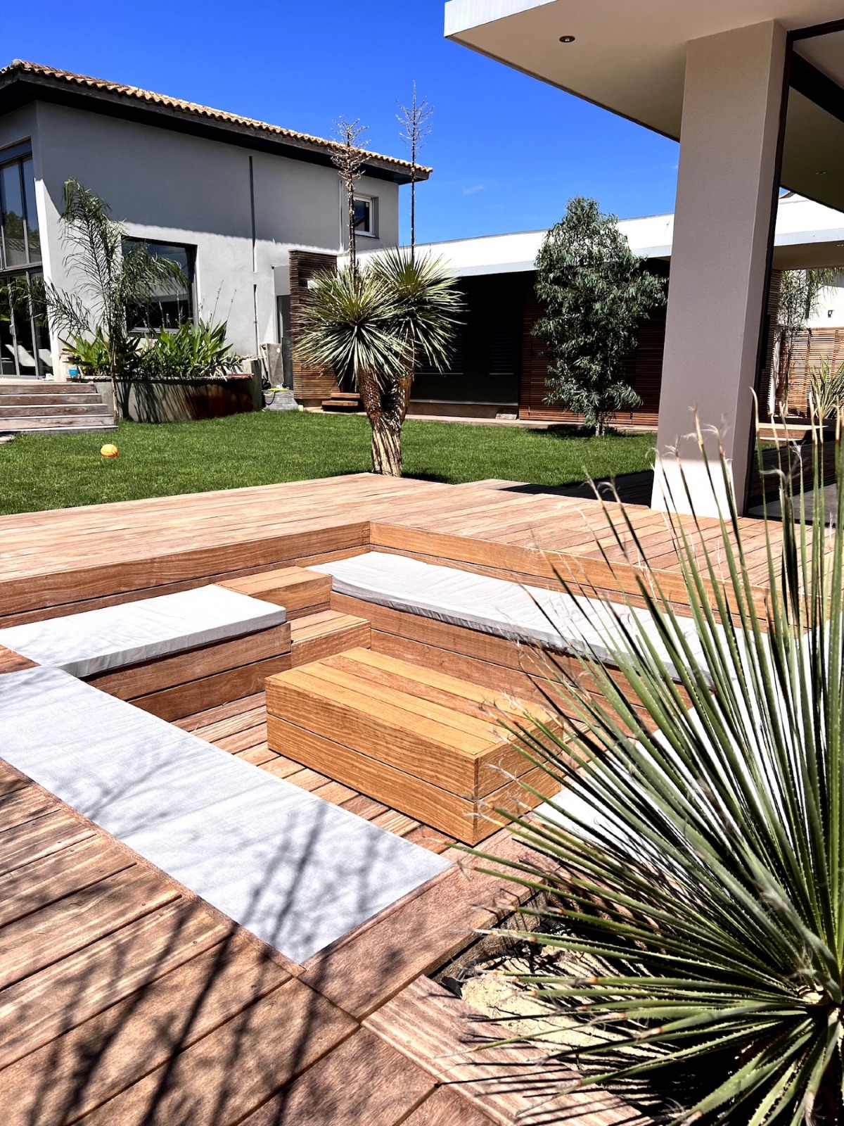 Terrasse en bois avec coin détente réalisés par Authentik'Bois à Lattes