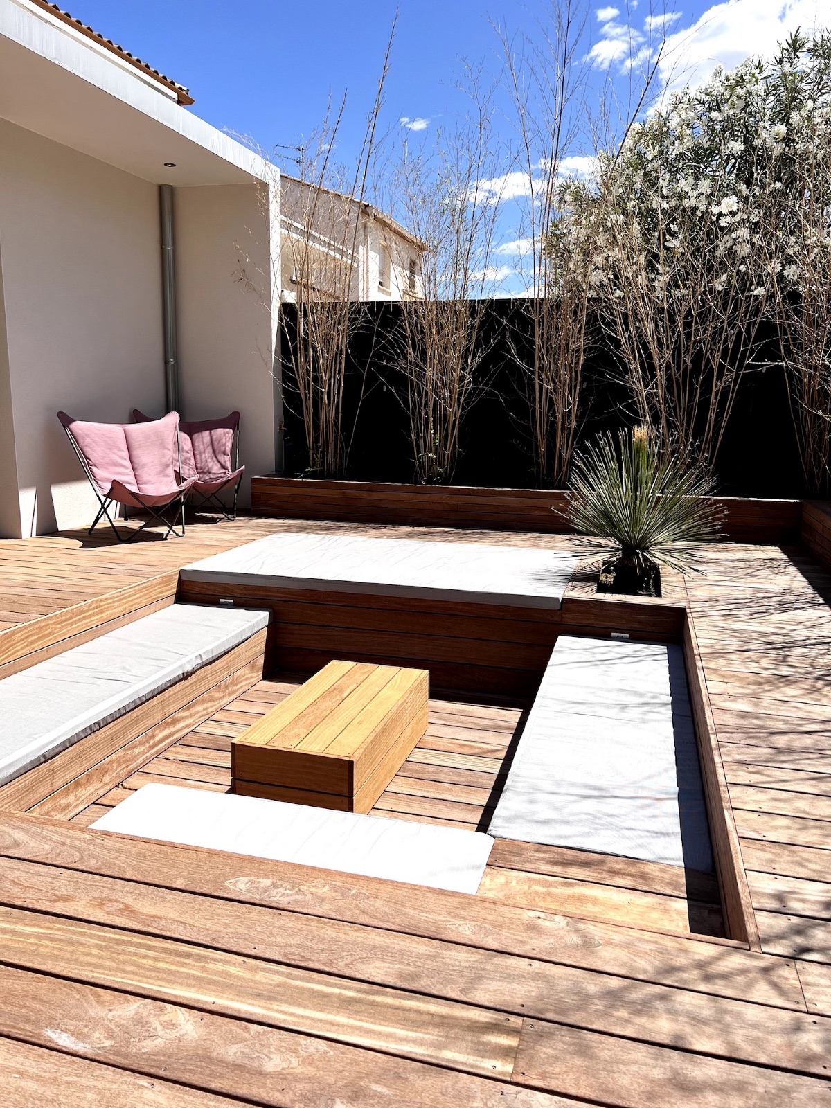 Terrasse en bois avec coin détente intégré réalisés par Authentik'Bois à Lattes